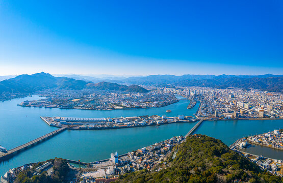 ドローン空撮　晴天の空の下、五台山から望む、高知市全景