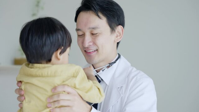 60p　小児科医と子供（医療・健康）