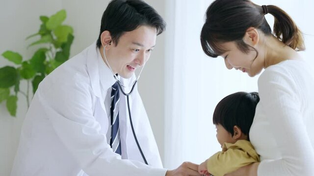 60p　小児科で診察を受ける子供（育児・子育て・医療・健康）