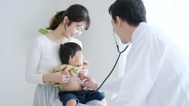 60p　小児科で診察を受ける子供（育児・子育て・医療・健康）