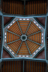 Cúpula octagonal de templo católico desde vista inferior