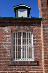 白い窓枠 赤レンガ壁