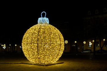 Beleuchtete Weihnachtsdekoration als Attraktion auf dem Domplatz in Magdeburg zur Weihnachtszeit - obrazy, fototapety, plakaty