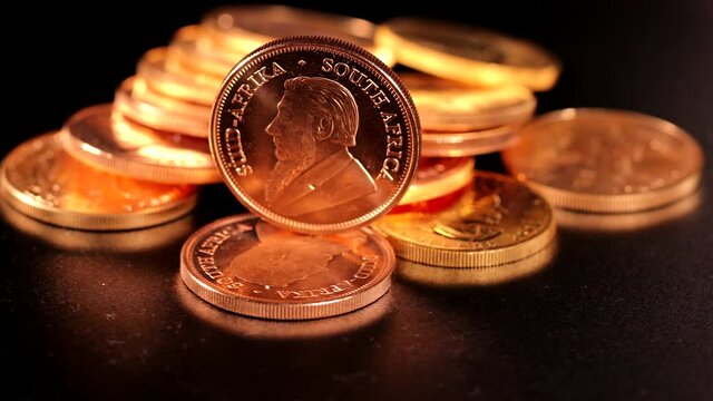 different gold coins lie unsorted next to each other