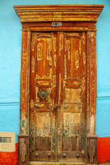 puerta antigua y cerrojo de leon