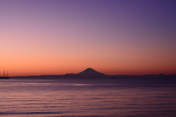 千葉県館山市から見た富士山夕景