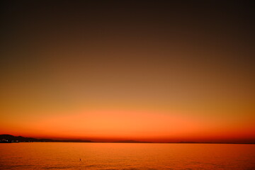 マジックアワーの夕陽と海岸