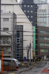 電線がたくさん行き交う道と街並。東京、赤坂6丁目の街の風景