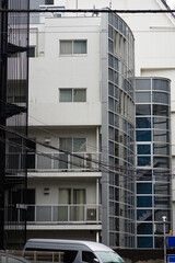 丸みがついた建物と窓。東京、赤坂6丁目の街の風景