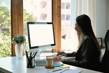 Obraz na płótnie Canvas Young businesswoman working in modern workplace.