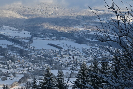 Bischofsheim in der Rh&ouml;n bei Schnee im Winter Panoramablick vom Kreuzberg, Bayern, Deutschland