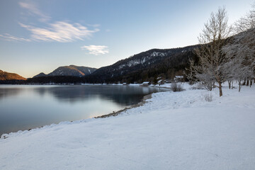 Morgen am Walchensee in Bayern im Winter - obrazy, fototapety, plakaty