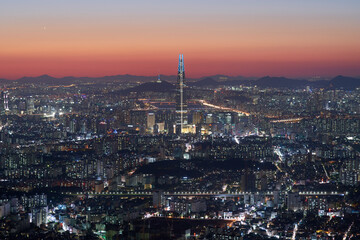 Fototapeta na wymiar After sunset, beautiful cityscape, in seoul city. 서울시 일몰 풍경, 노을, 타워
