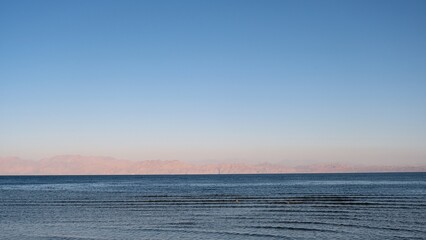 Obraz premium Beautiful sea view and mountains at early morning