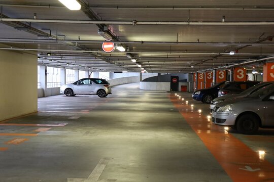 Parking couvert dans le centre commercial Confluence, ville de Lyon, d&eacute;partement du Rh&ocirc;ne, France