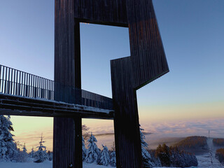 Skulptur Windklang auf dem Erbeskopf in schneebedeckter Landschaft auf Wanderweg in...