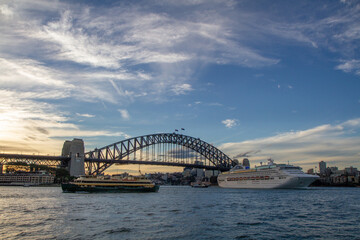 Sydney Harbour Bridge at sunset, Australia. 시드니 하버 브릿지의 일몰과 여객선, 노을