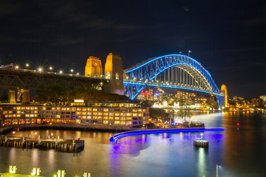 Night view of the Sydney Harbour Bridge. 시드니 하버 브릿지의 야경