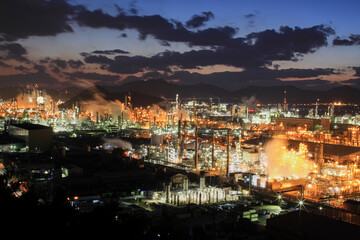 Obraz premium Night scene of Petrochemistry industry in twilight time, Yeosu industrial complex, South korea. 여수, 석유화학, 산업단지 