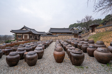 Korean traditional house and Jangdokdae. 한국의 전통가옥과 장독대.