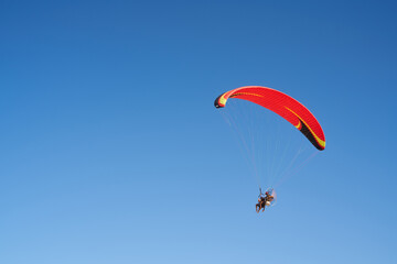 Flying hang glider. 하늘을 날고 있는 행글라이더