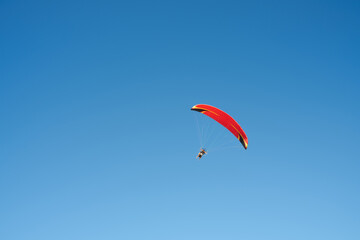 Flying hang glider. 하늘을 날고 있는 행글라이더