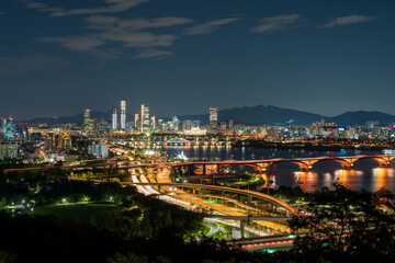 Naklejka premium Seoul city skyline, National Assembly building, Hangang River at night, South Korea. 서울, 여의도, 성산대교, 한강, 저녁, 일몰, 강변북로. 