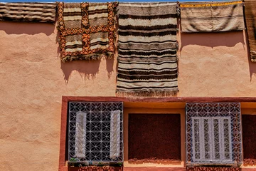Crédence de cuisine en verre imprimé Maroc A house facade in Marrakech, Morocco, with hanging rugs and open window