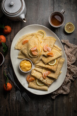 piles de crêpes fait maison avec crème lemon curd au citron et clémentines et tasses de thé