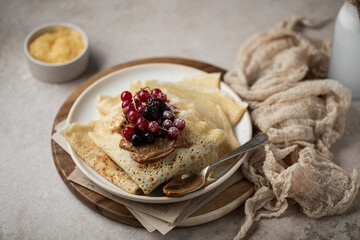 piles de crêpes fait maison avec pâte à tartiner speculoos et fruits rouges