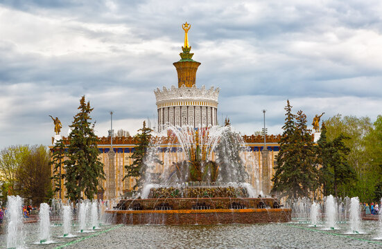 Moscow, Russia. Fountain "Friendship of Peoples" at the Exhibition Centre.  VDNH (VVC)