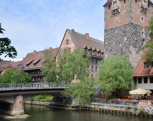 Fototapeta na wymiar Historische Bauwerke am Fluss Pegnitz in der Altstadt von Nürnberg, Franken, Bayern