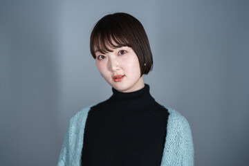 クールな女性ポートレート