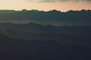 朝靄がかかる山々