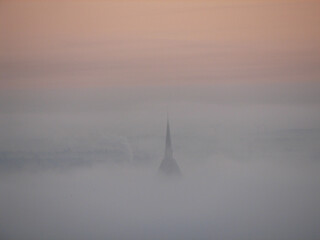 Fototapeta premium Kirchturm zu Hildesheim im Nebel