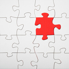 Obraz premium Empty white details of puzzle on red background square, with space for text