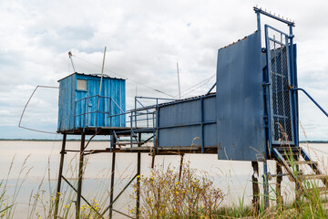 MEDOC (France), cabane de pêcheur sur pilotis, ou Carrelet, sur l'estuaire de la Gironde