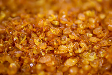 Bernstein in seiner natürlichen Form und warmen Farbe. Bernstein wird oft zu Schmuck verarbeitet.
