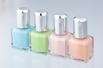 4色のマニキュア、白バック