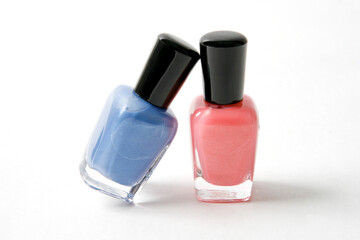 青とピンクのマニキュアボトル、白バック