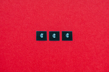 Euro Symbol in schwarz auf roten Hintergrund Flatlay