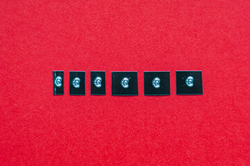 Euro Symbol in schwarz auf roten Hintergrund Flatlay