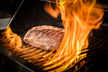 Fleisch auf dem Grill mit Flamme
