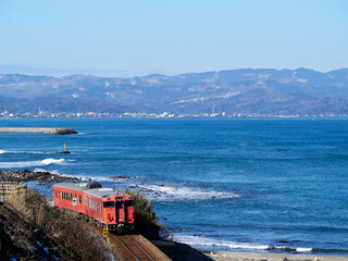 1月（冬） 氷見線を走る電車（気動車） 雨晴海岸から能登半島を望む 富山県高岡市