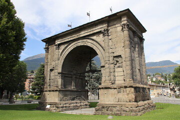 Fototapeta na wymiar Arco di Augusto che permette l'accesso alla bellissima città di Aosta
