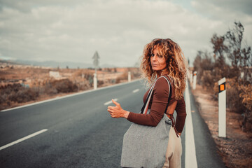 mujer carretera