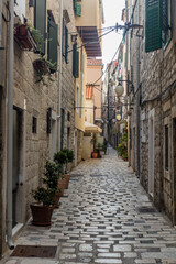 Fototapeta na wymiar Narrow alley in Sibenik, Croatia