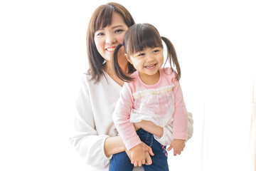 子どもを抱っこするお母さん