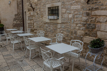 Fototapeta na wymiar Stone house and tables in the old town of Split, Croatia