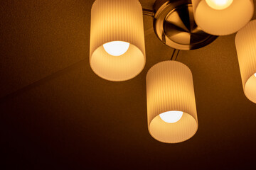 薄暗い部屋の中を照らすオレンジ色の照明器具